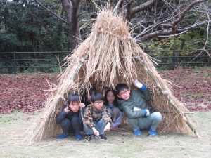 秘密基地の中で記念写真