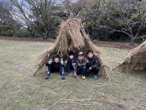 秘密基地の中で記念写真