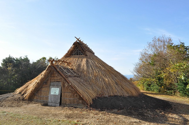 修理完了後の復元竪穴住居